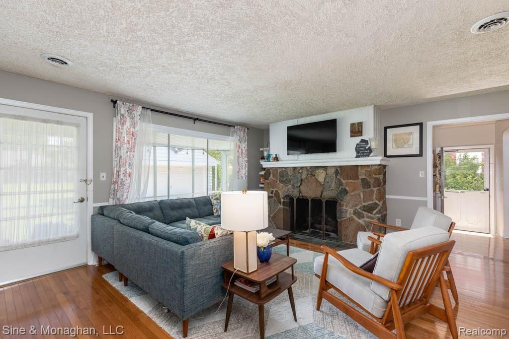 1154 Hampton Road Grosse Pointe Woods, MI 48236 - Photo 12 of 24