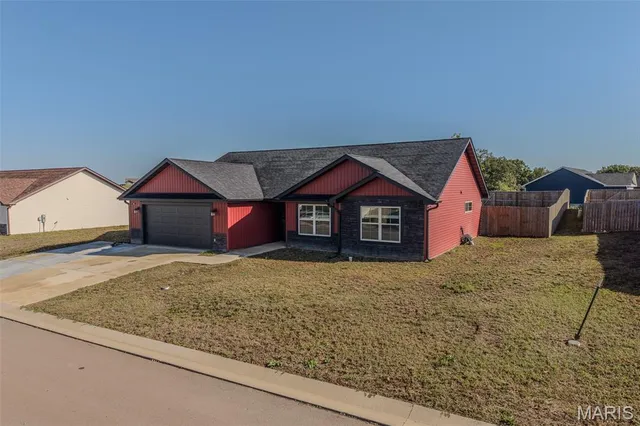 $304,900 | 141 La Vista Drive, Waynesville, MO 65583