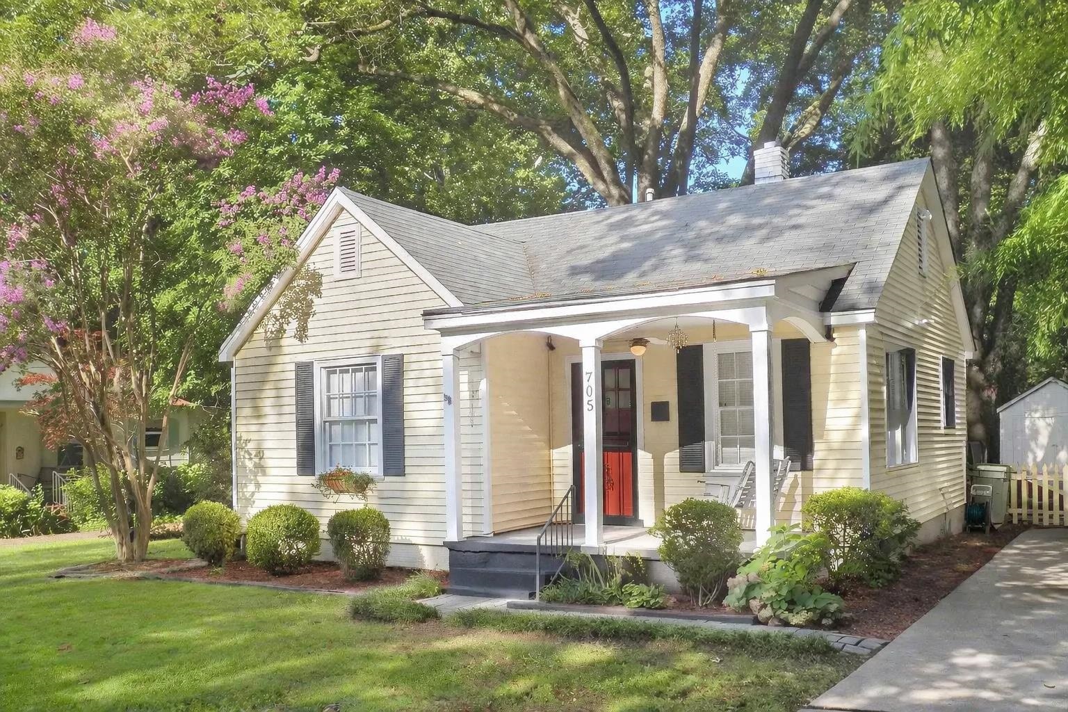 a view of a house with backyard and garden