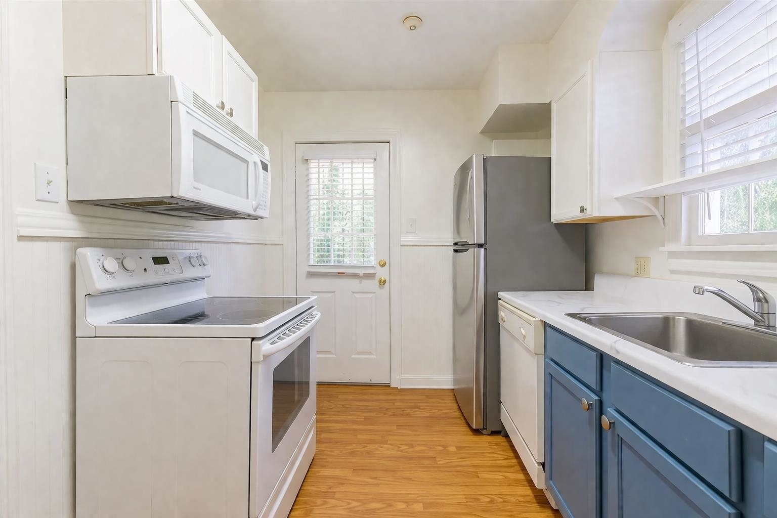 705 Loeb Street Memphis, TN 38111 - Photo 9 of 16 a kitchen with a sink stove and refrigerator