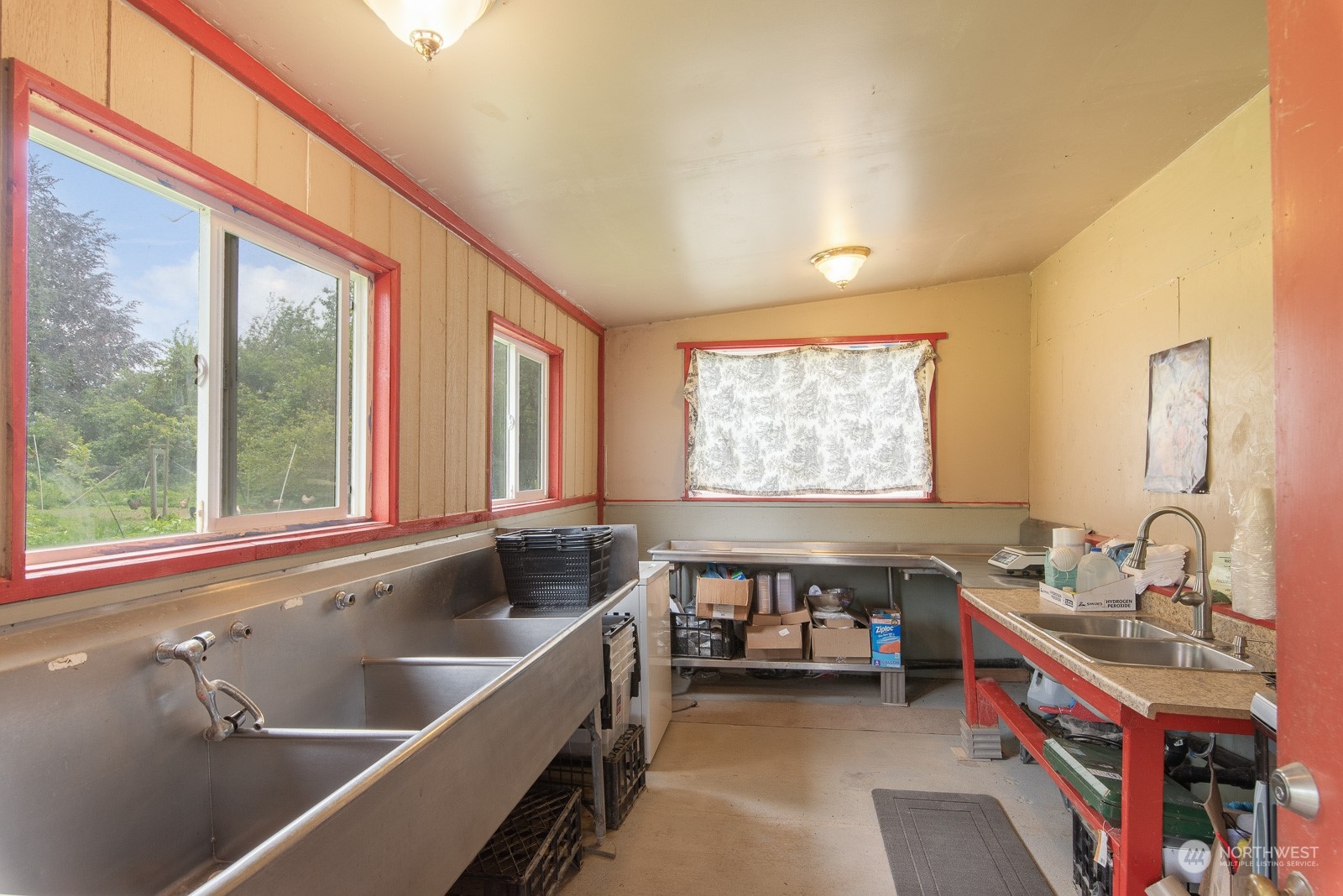 5709 Putnam Road Everson, WA 98247 - Photo 31 of 40 a bathroom with a bathtub and a sink