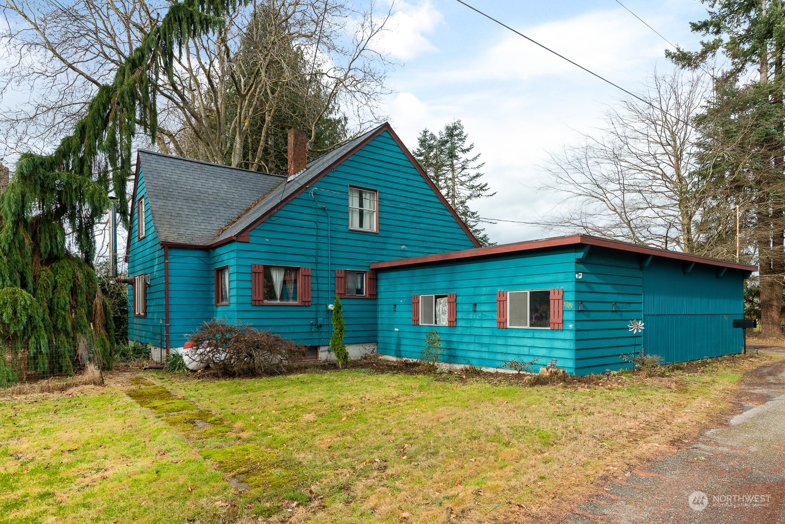 5709 Putnam Road Everson, WA 98247 - Photo 5 of 40 a front view of a house with a yard