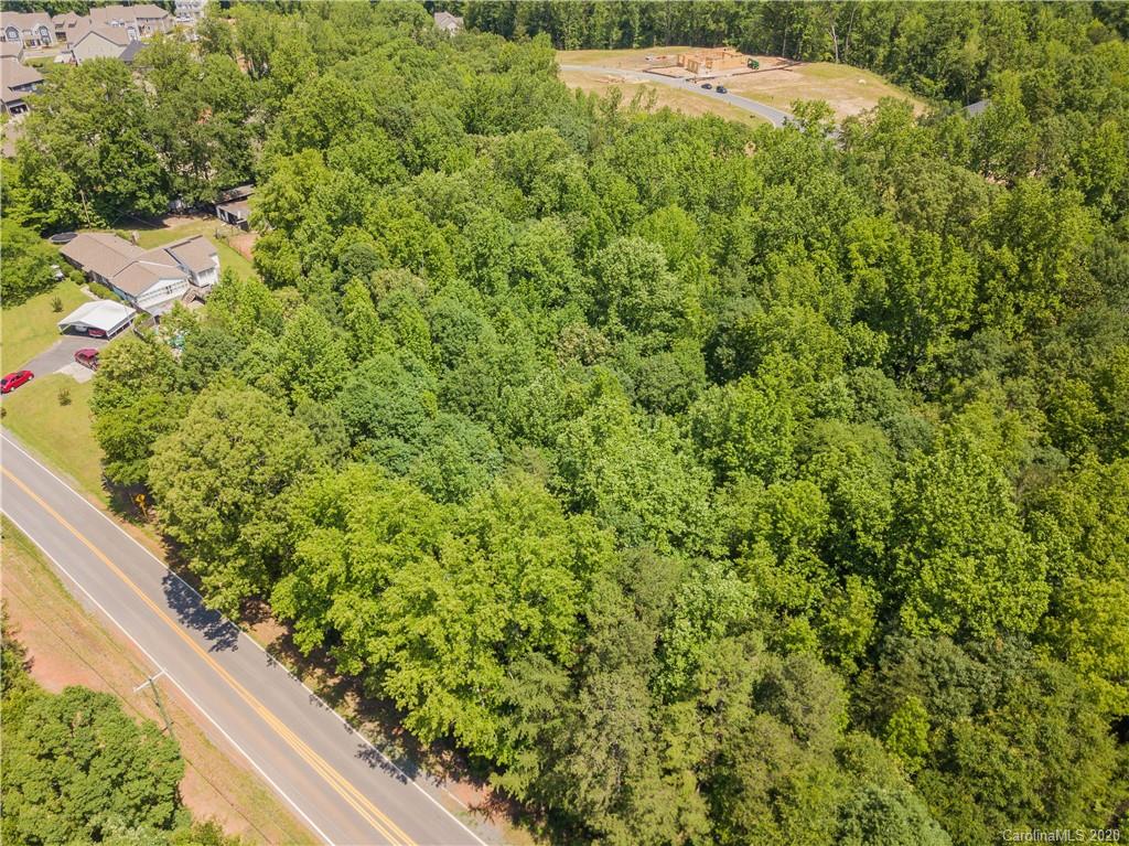 --- New Gray Rock Road Fort Mill, SC 29708 - Photo 3 of 7 a view of a garden