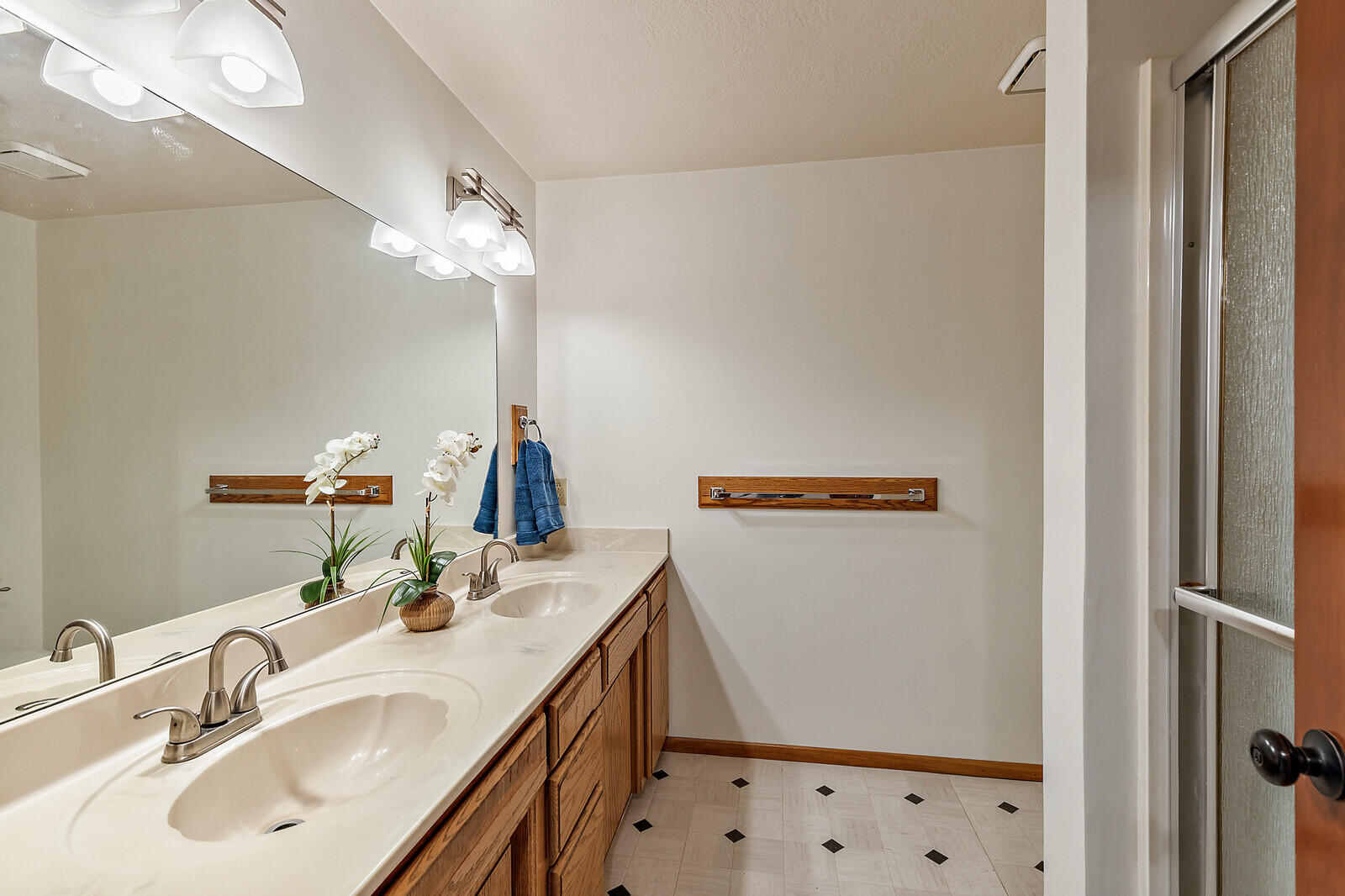3181 Old Stage Road Central Point, OR 97502 - Photo 48 of 78 a bathroom with a sink and a mirror