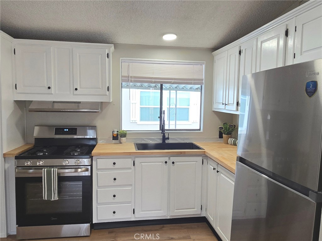 32900 Riverside Drive, Unit 94 Lake Elsinore, CA 92530 - Photo 12 of 23 Kitchen Area 2