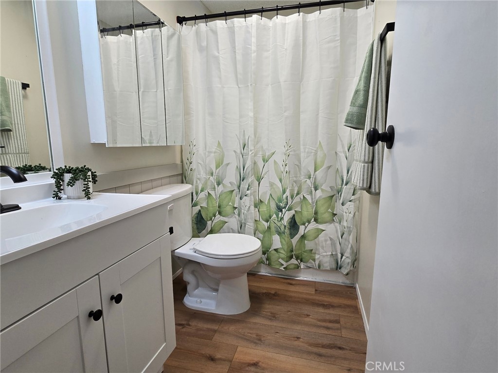 32900 Riverside Drive, Unit 94 Lake Elsinore, CA 92530 - Photo 9 of 23 Primary Bathroom
