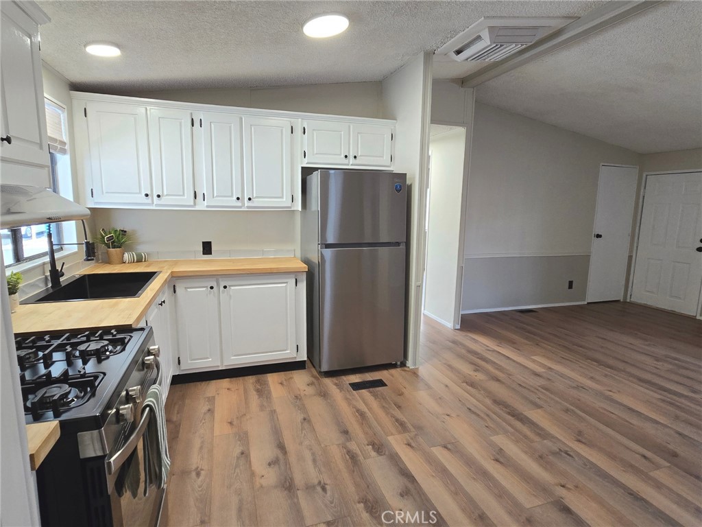 32900 Riverside Drive, Unit 94 Lake Elsinore, CA 92530 - Photo 10 of 23 Kitchen