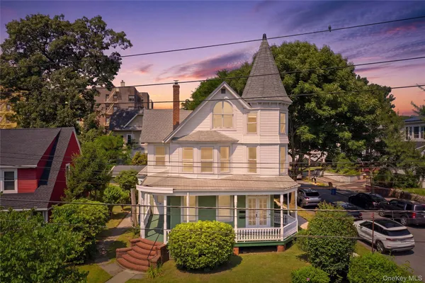 $1,300,000 | 4309 Vireo Avenue | Woodlawn Heights