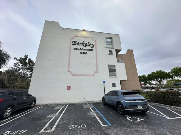 $2,700 | 10900 Southwest 104th Street, Unit 322, Miami, FL 33176
