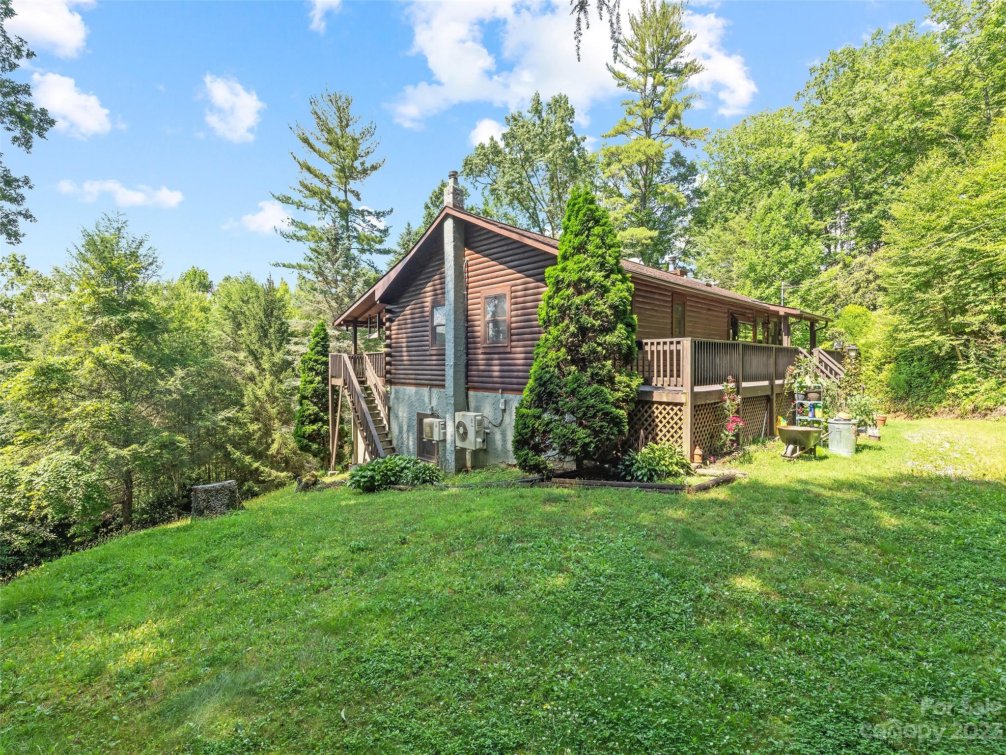 28 Honeybear Lane Clyde, NC 28721 - Photo 4 of 43 a view of a back yard of the house