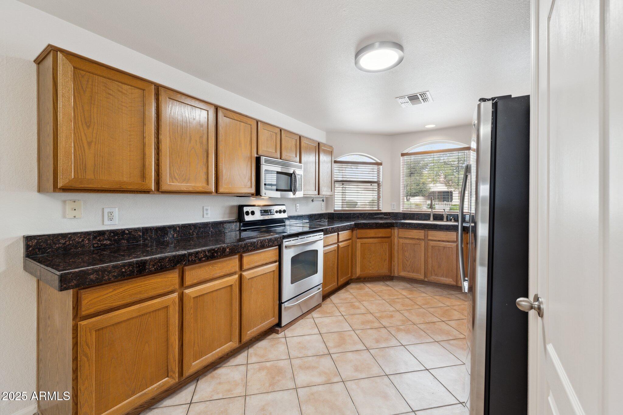 20902 North 36th Place Phoenix, AZ 85050 - Photo 11 of 29 10-web-or-mls-20902-n-36th-pl