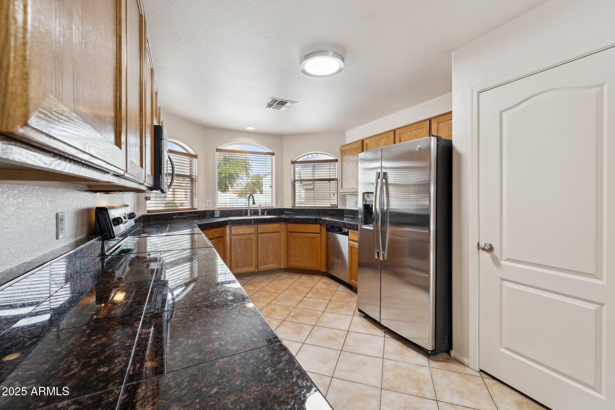 20902 North 36th Place Phoenix, AZ 85050 - Photo 10 of 29 9-web-or-mls-20902-n-36th-pl