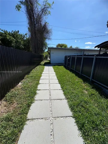 a view of a backyard