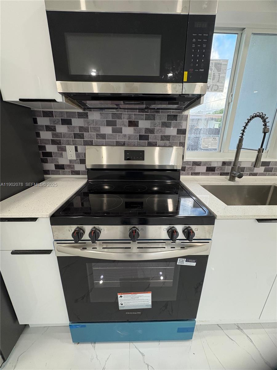 10020 Southwest 171st Street Miami, FL 33157 - Photo 5 of 18 a close view of stove top oven