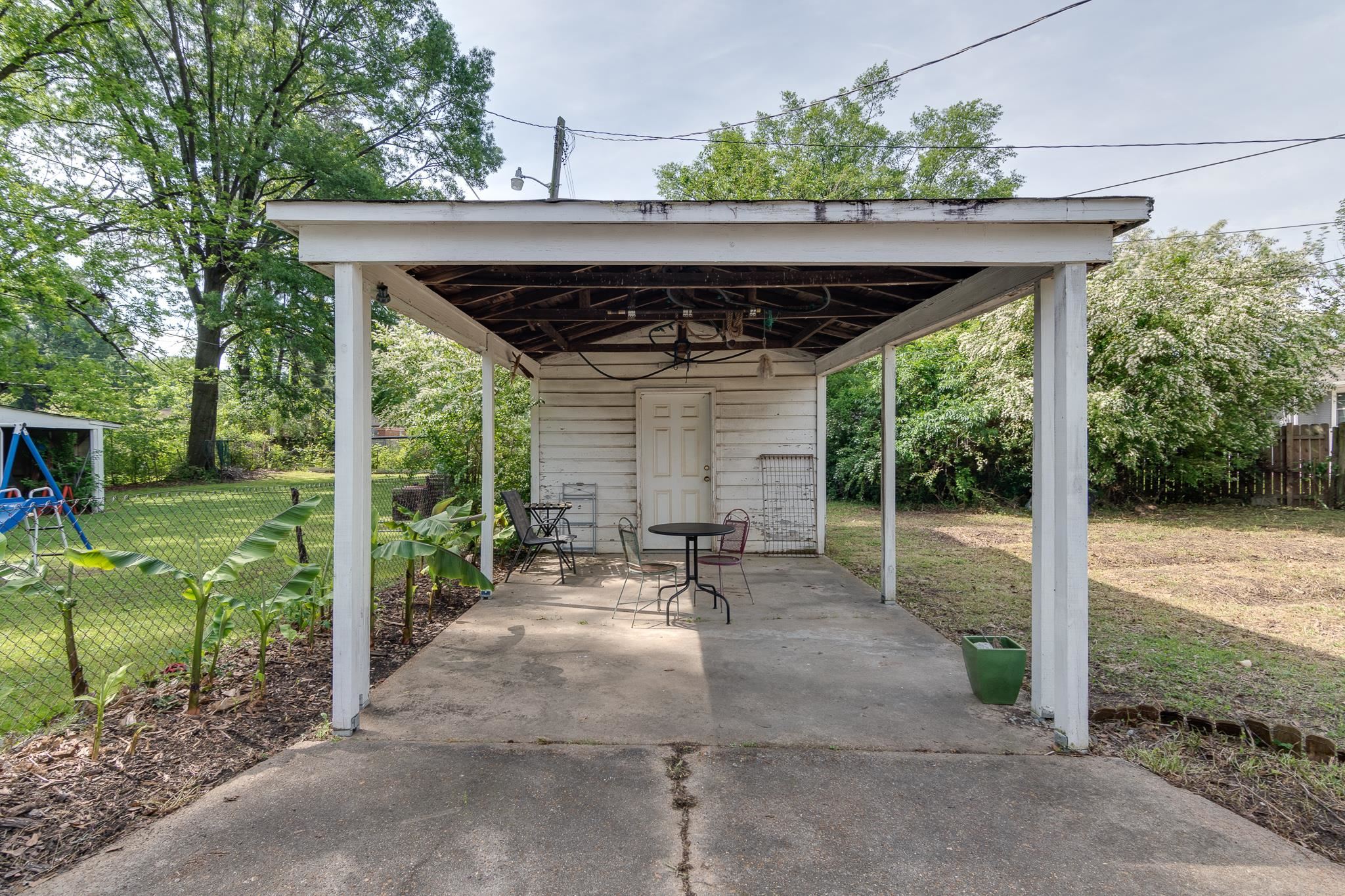 4661 Lynn Road Memphis, TN 38122 - Photo 26 of 32 a patio with table and chairs and potted plants