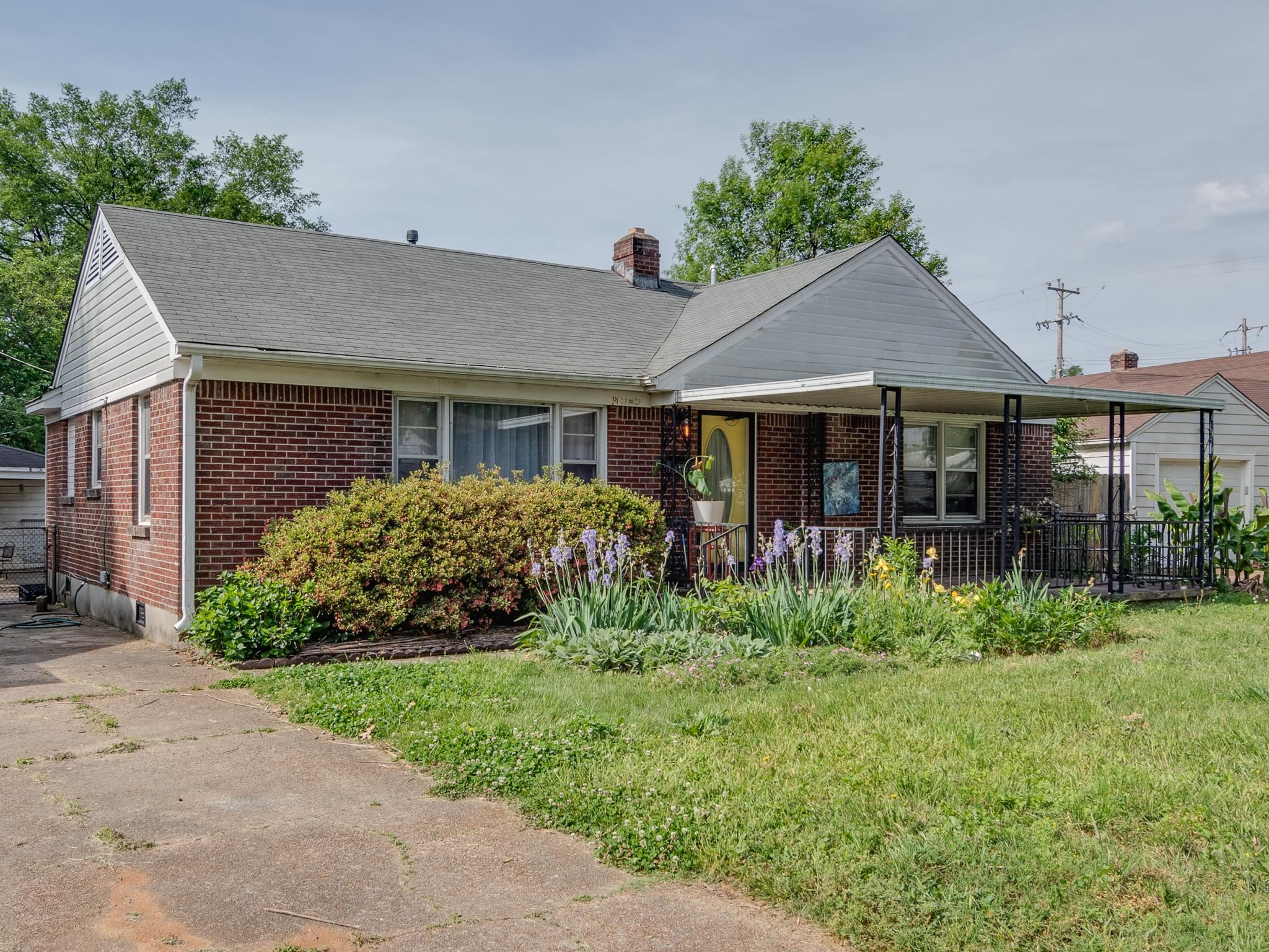 4661 Lynn Road Memphis, TN 38122 - Photo 3 of 32 a front view of a house with garden