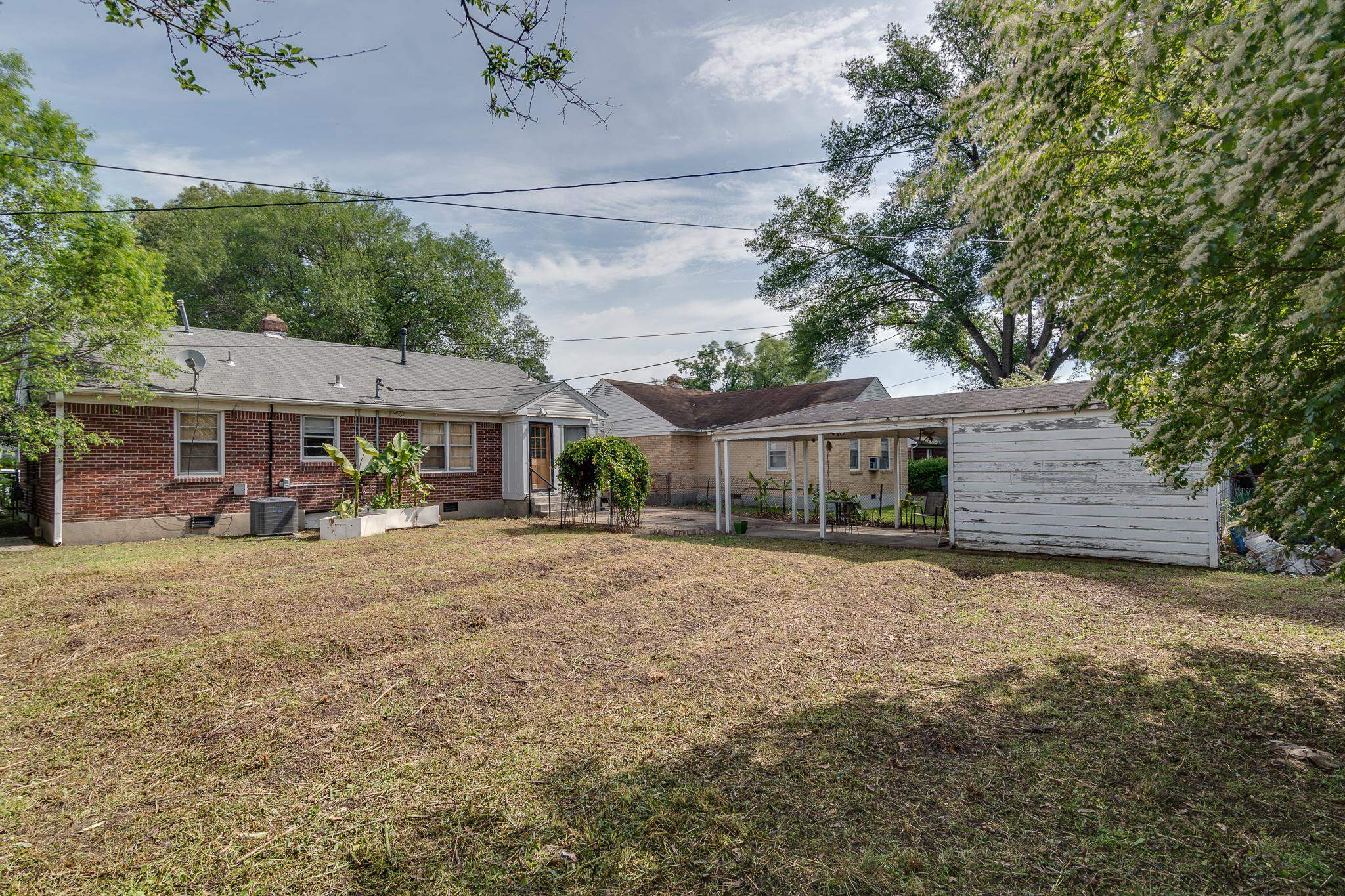 4661 Lynn Road Memphis, TN 38122 - Photo 31 of 32 a front view of a house with a garden