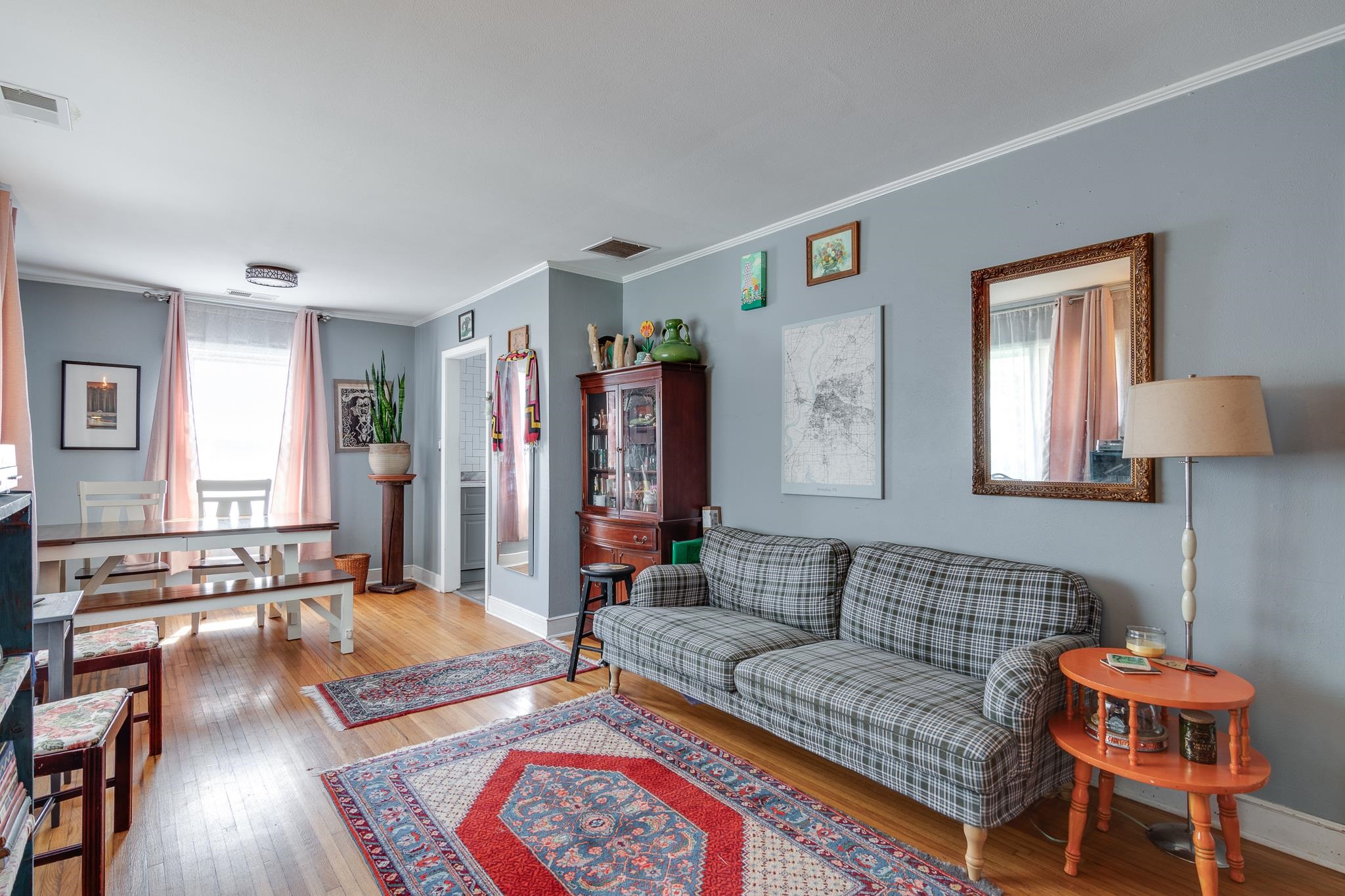 4661 Lynn Road Memphis, TN 38122 - Photo 7 of 32 a living room with furniture and a lamp