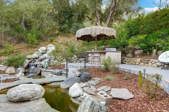 a view of backyard of the house