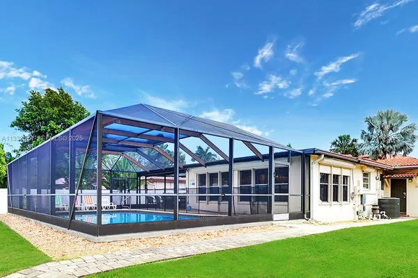 a view of house with a yard