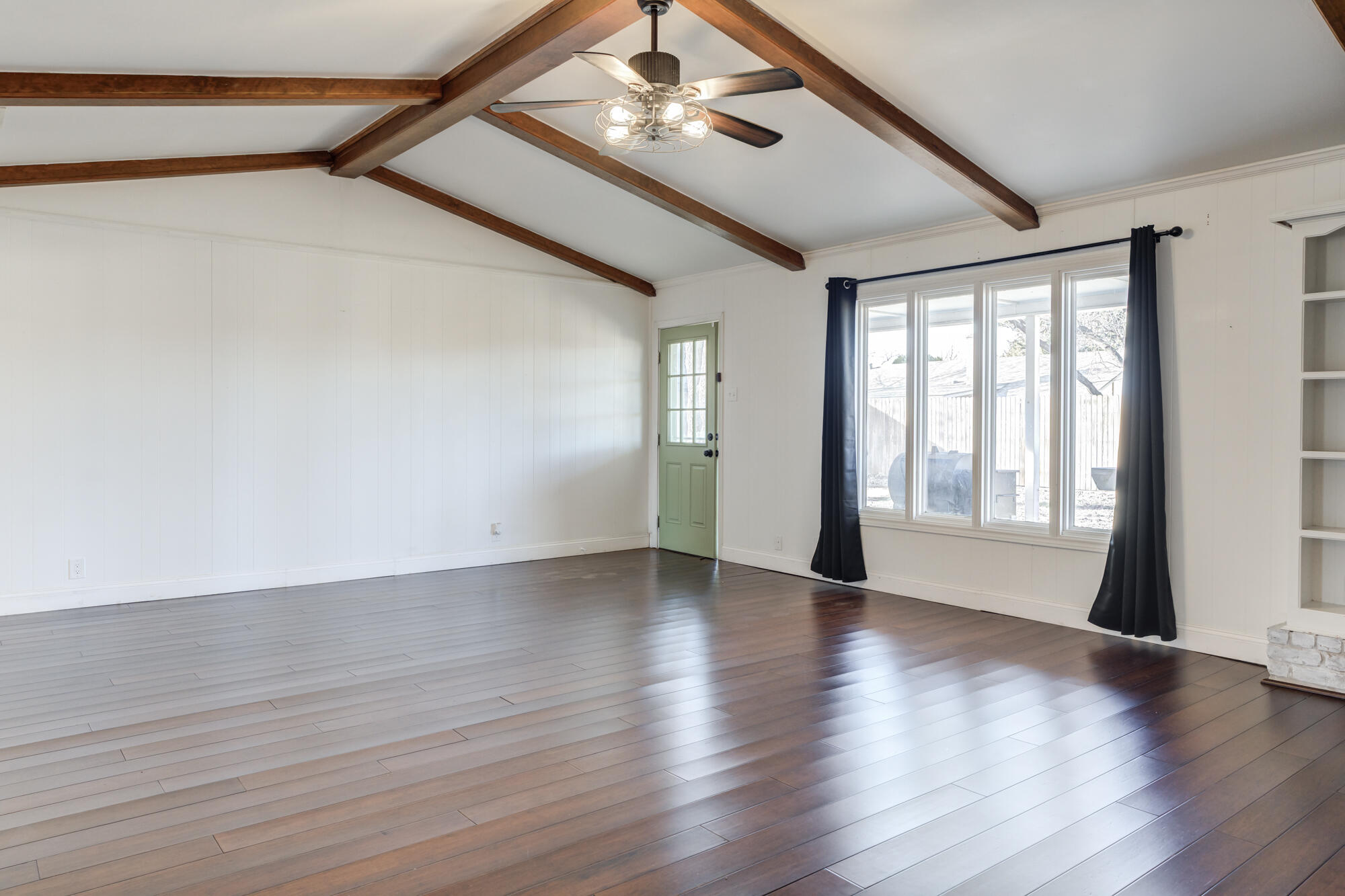 5604 70th Street Lubbock, TX 79424 - Photo 17 of 49 Living Room