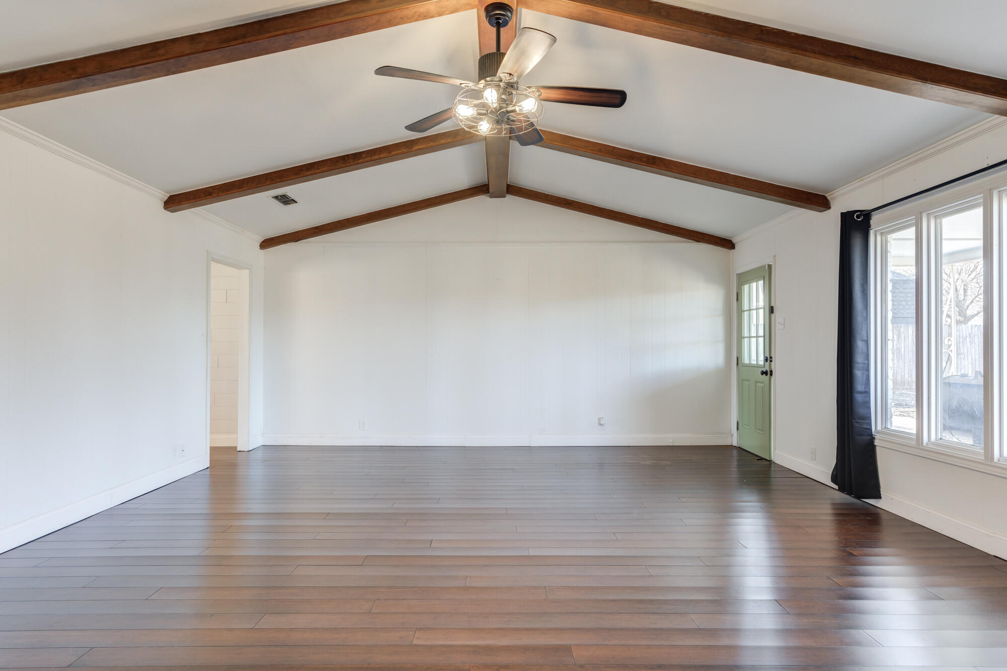 5604 70th Street Lubbock, TX 79424 - Photo 19 of 49 Living Room