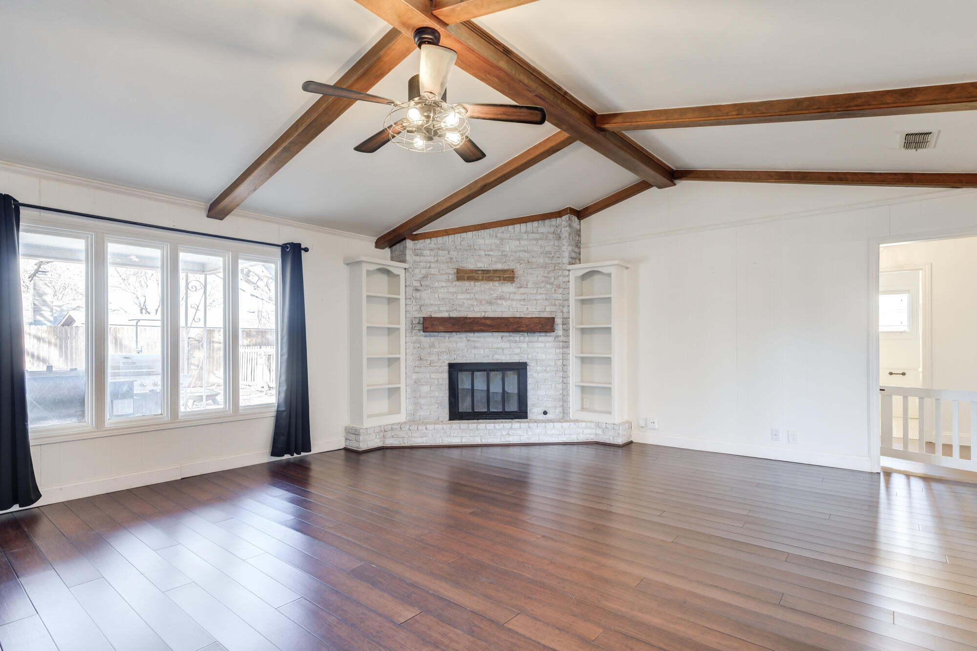 5604 70th Street Lubbock, TX 79424 - Photo 23 of 49 Living Room