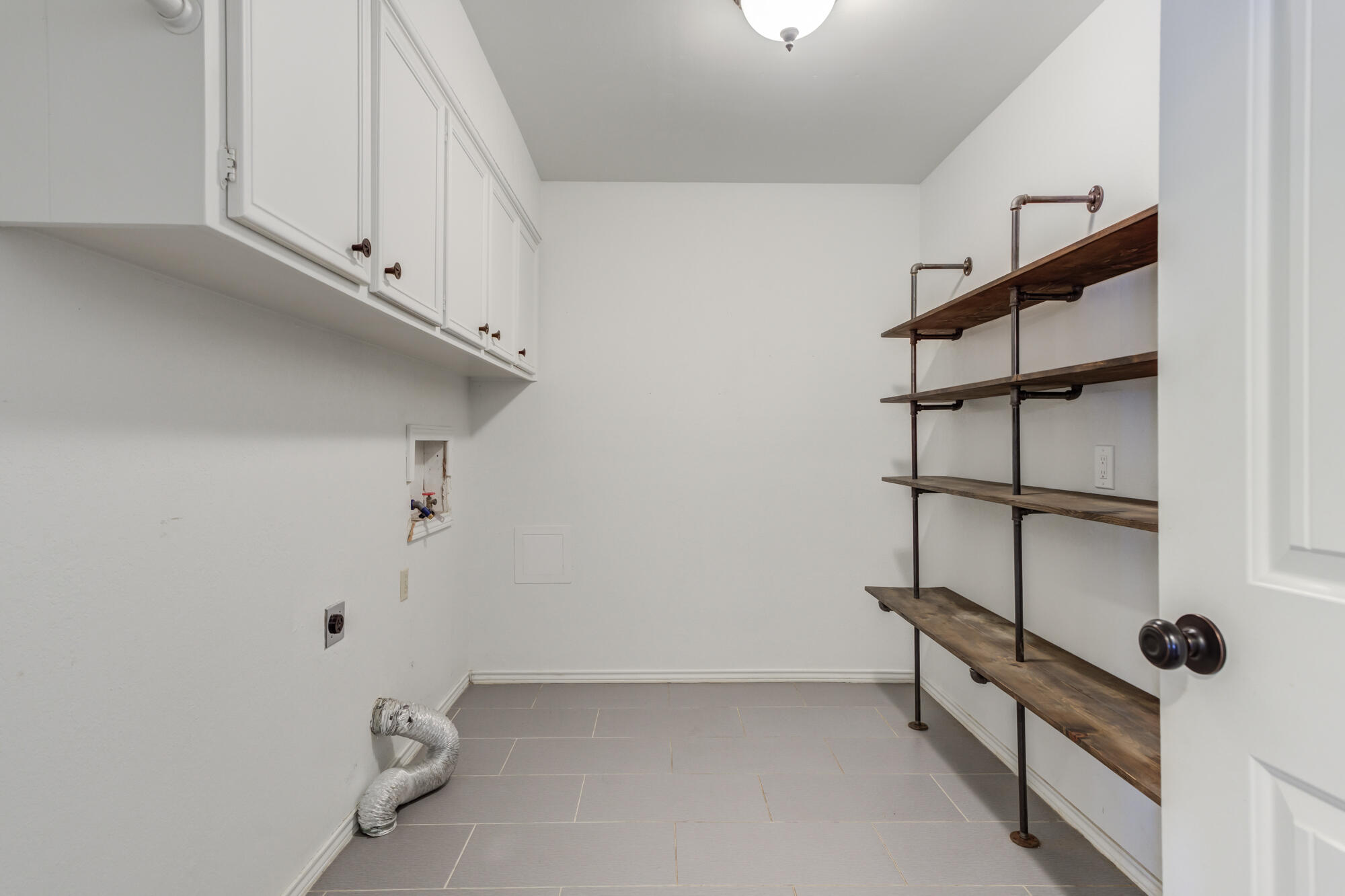5604 70th Street Lubbock, TX 79424 - Photo 33 of 49 Laundry Room