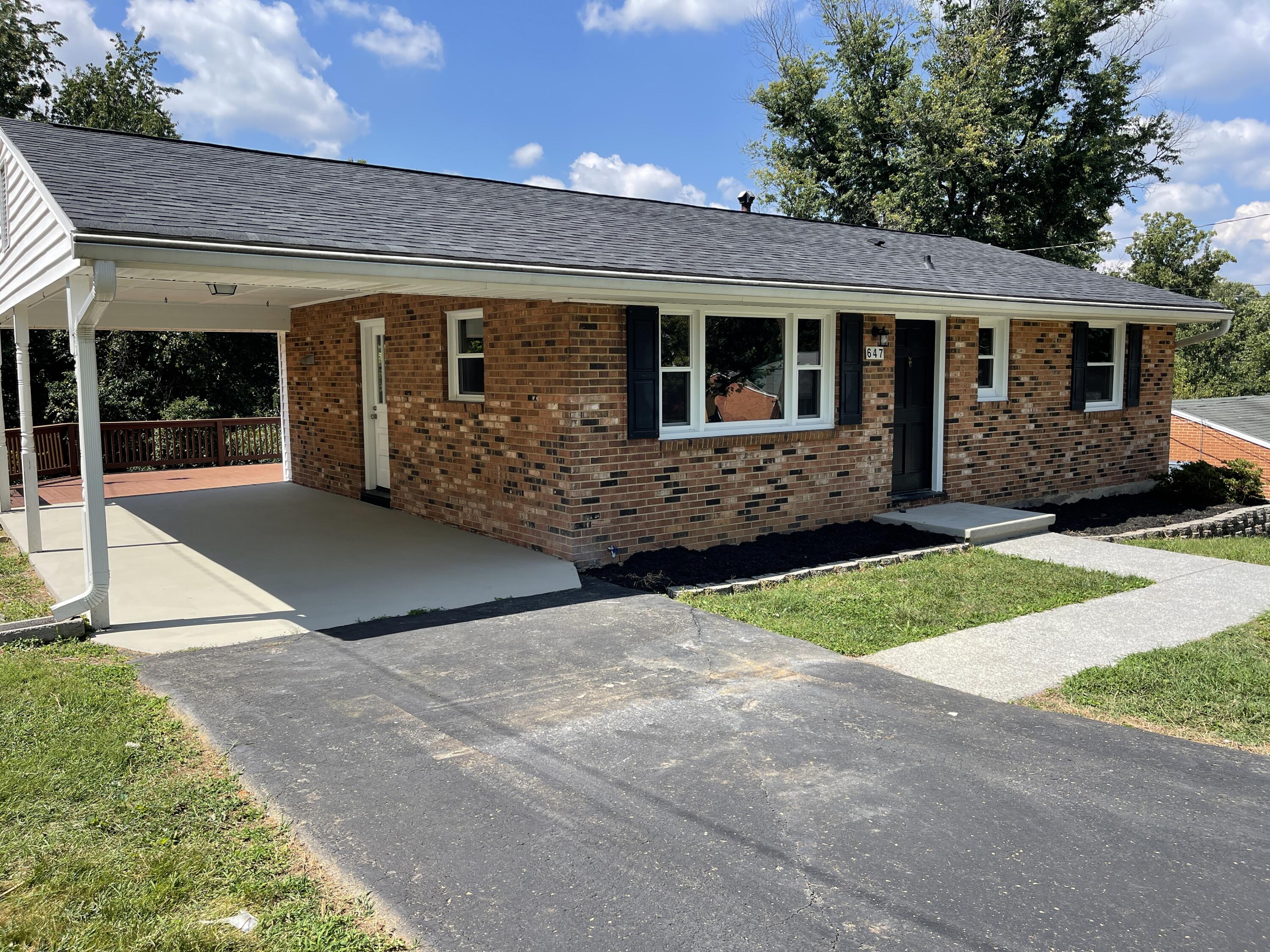 647 Timberidge Road Vinton, VA 24179 - Photo 4 of 22 IMG_0022