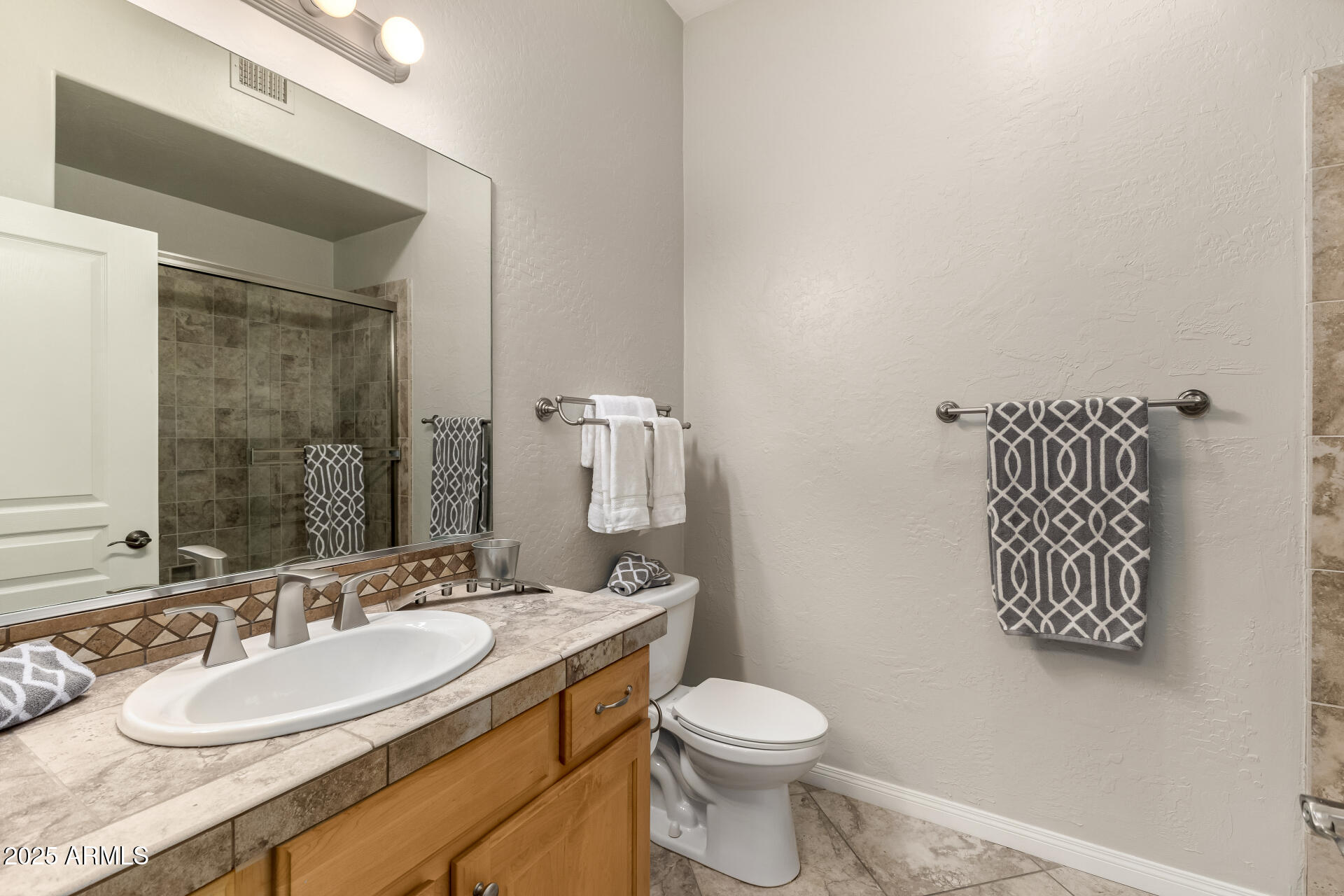 2989 North 44th Street, Unit 1003 Phoenix, AZ 85018 - Photo 13 of 41 Full Guest Bathroom