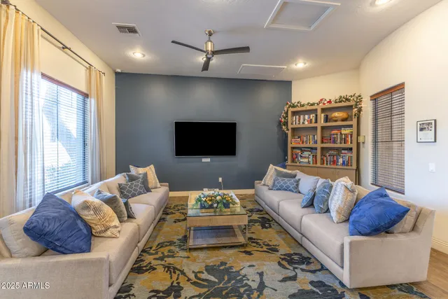 a view of entryway with a outdoor space