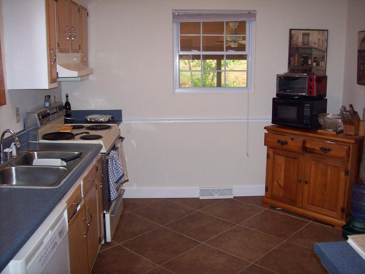6232 Merriman Road Roanoke, VA 24018 - Photo 4 of 12 Kitchen1