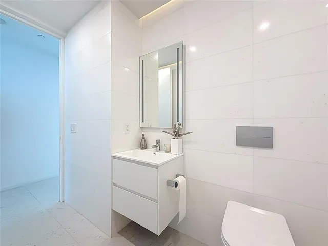 $2,975,000 | 2000 South Ocean Drive, Unit 12A, Hallandale Beach, FL 33009