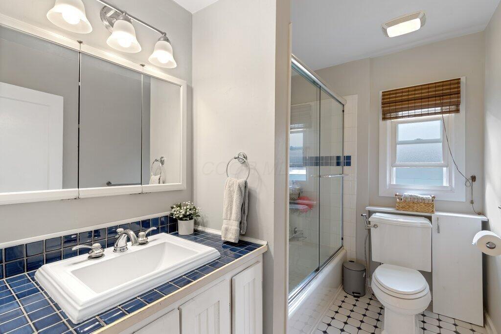 389 East Tulane Road Columbus, OH 43202 - Photo 19 of 30 2nd Floor FULL BATH