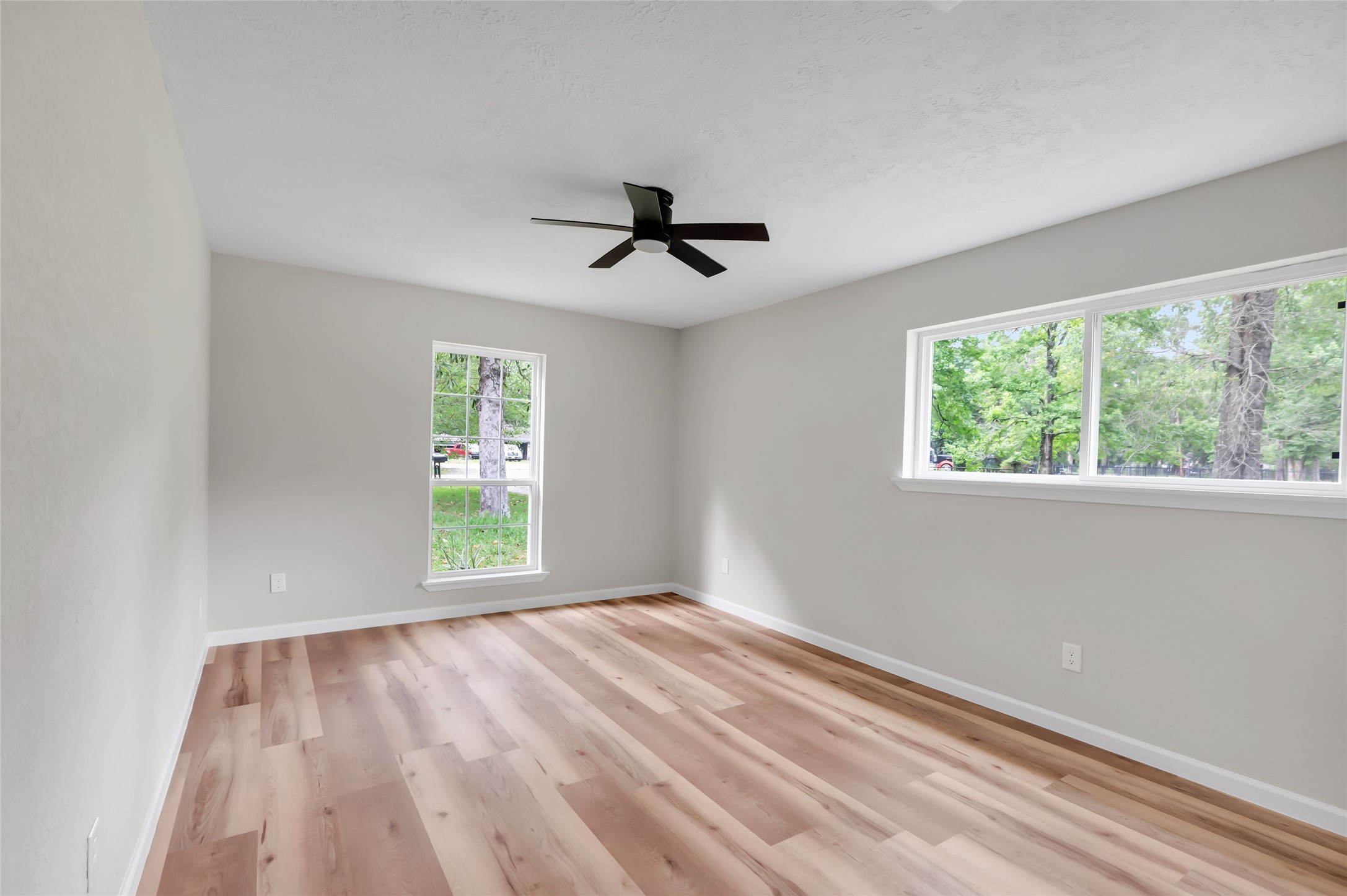 922 Lake Glen Road Houston, TX 77336 - Photo 13 of 27 Primary Bedroom Again With So Much Light!