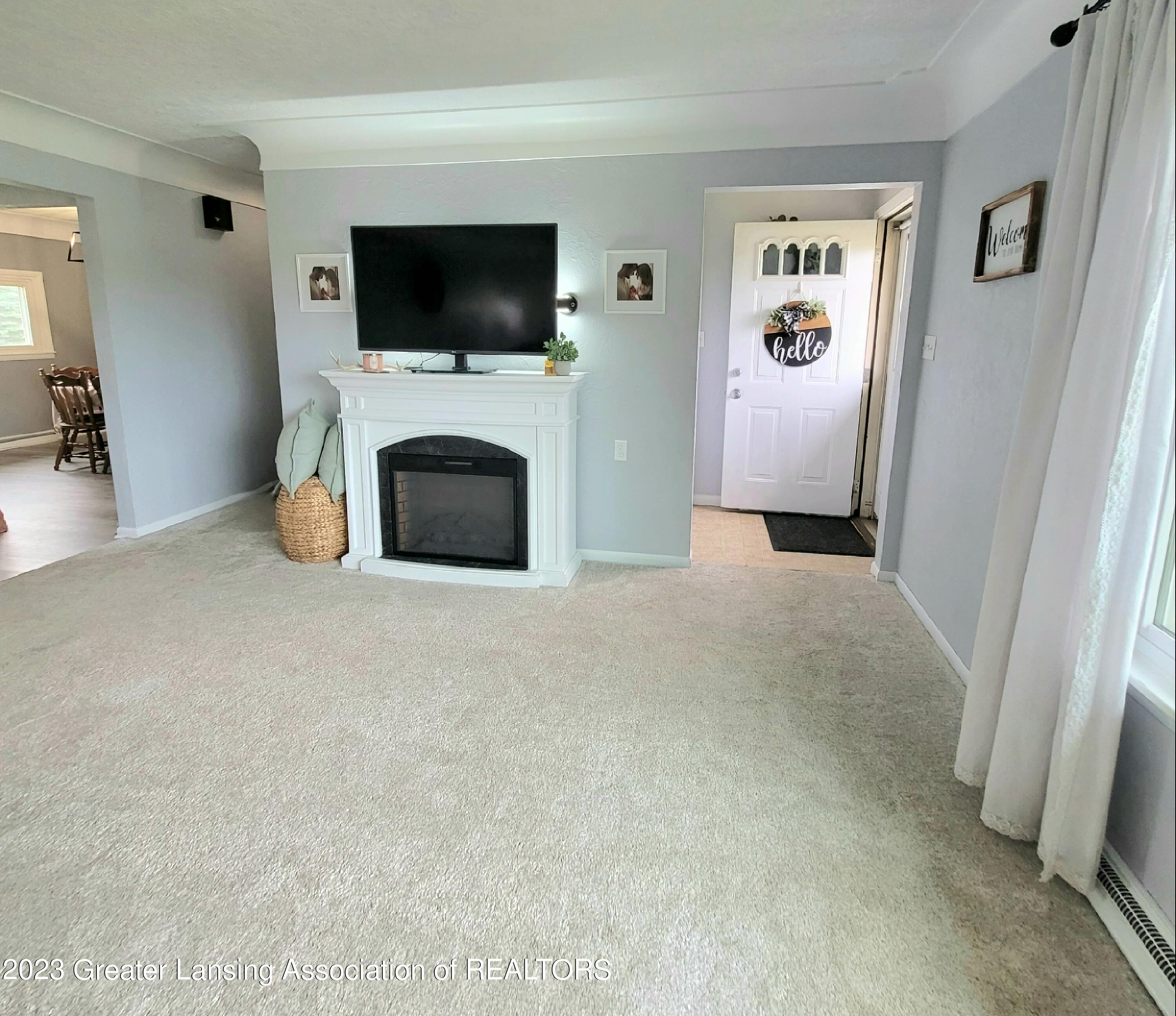 5183 Bellevue Road Onondaga, MI 49264 - Photo 17 of 41 Living room