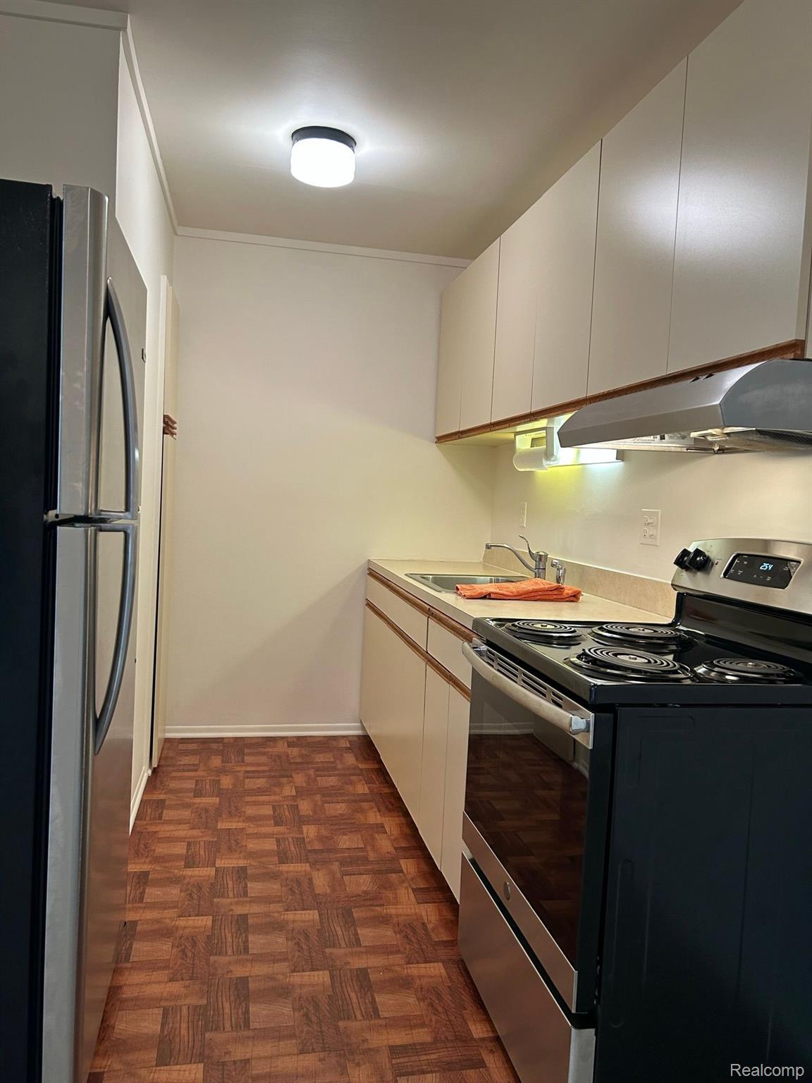 803 Plate Street, Unit 103 Rochester, MI 48307 - Photo 2 of 11 Kitchen