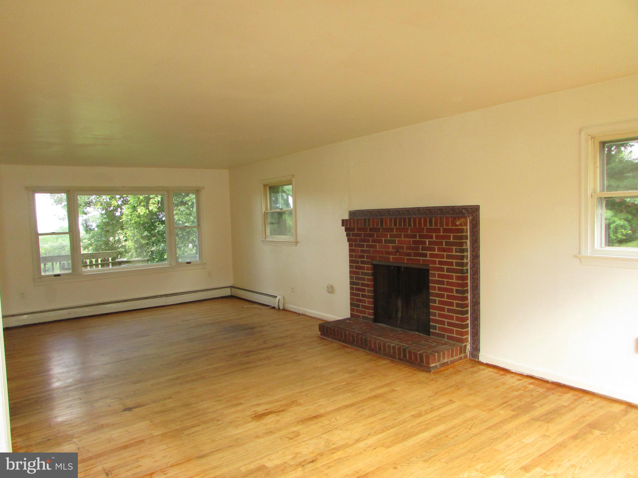 7958 McKaig Road Frederick, MD 21701 - Photo 10 of 22 Living Room