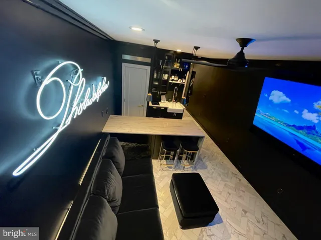 a view of entryway with furniture