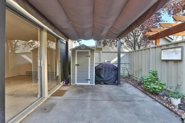 a view of entryway with outdoor space
