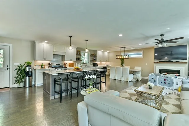 $899,900 | 20 Lakeview Road, Webster, MA 01570