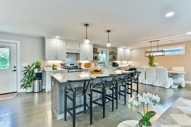 $899,900 | 20 Lakeview Road, Webster, MA 01570