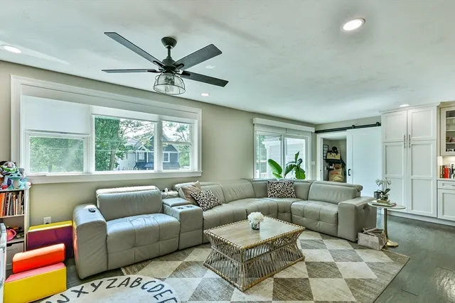 $899,900 | 20 Lakeview Road, Webster, MA 01570