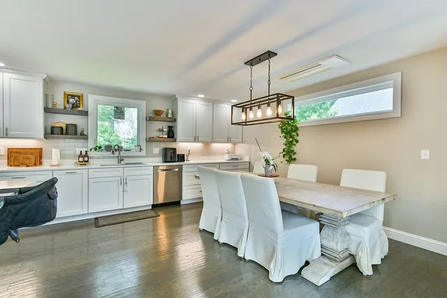 $899,900 | 20 Lakeview Road, Webster, MA 01570