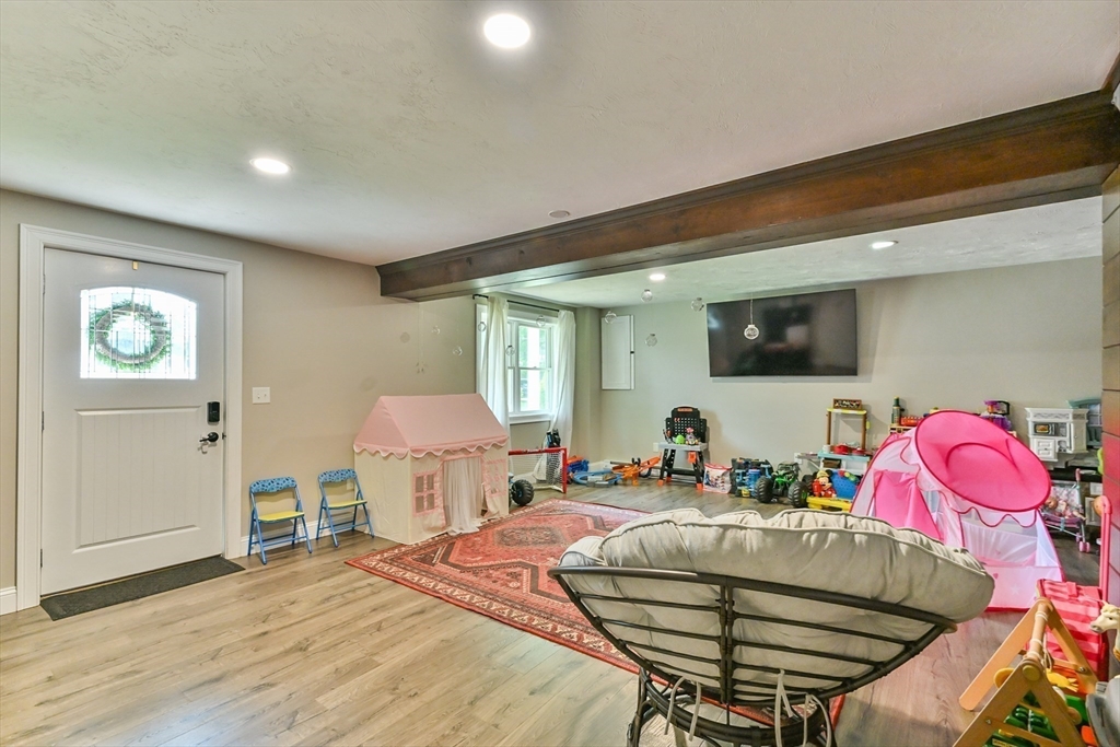 20 Lakeview Road Webster, MA 01570 - Photo 26 of 42 a room with furniture and a table