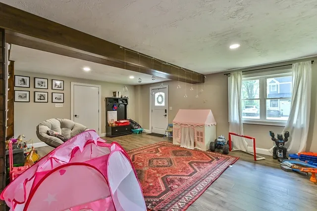 $899,900 | 20 Lakeview Road, Webster, MA 01570