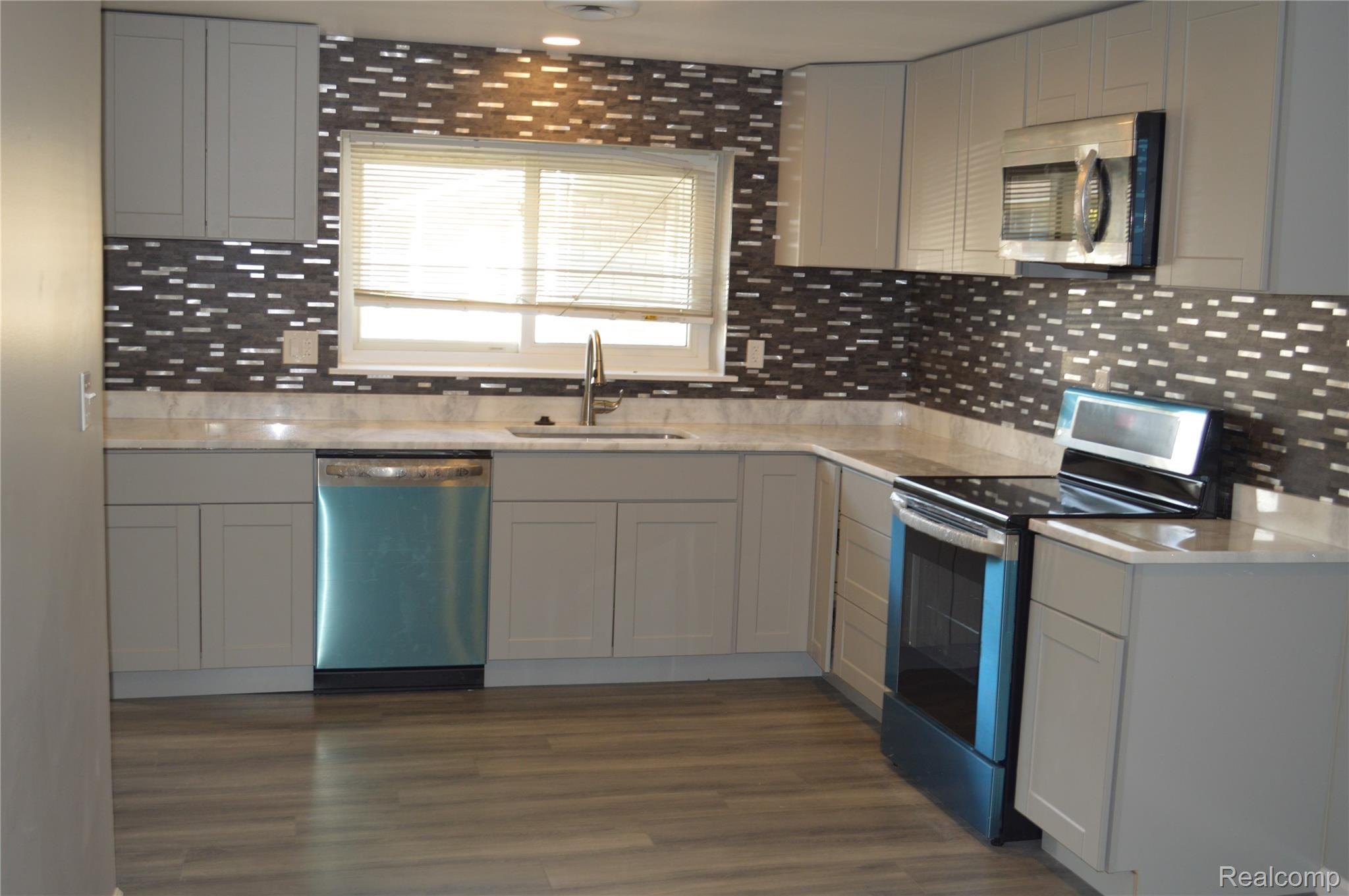 308 North Rochester Road North, Unit 14 Clawson, MI 48017 - Photo 3 of 14 DSC_1318.JPG