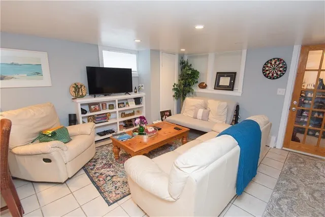 $1,750 | 11 Crescent Road, Unit 1, Middletown, RI 02842