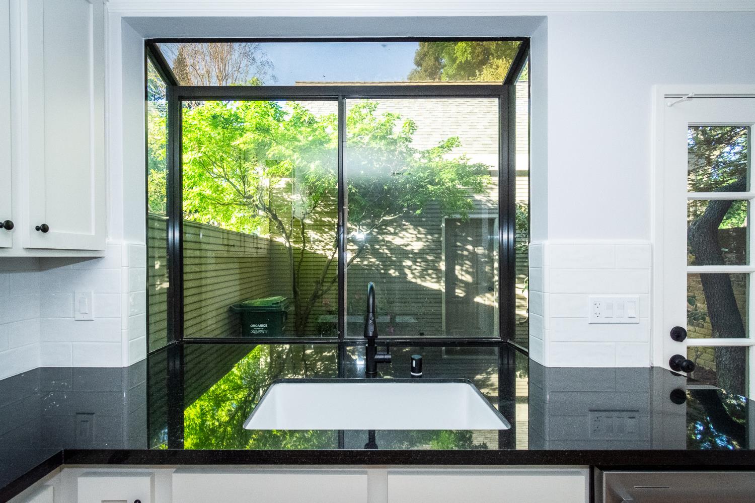 427 Wyndgate Road Sacramento, CA 95864 - Photo 5 of 35 a room with window