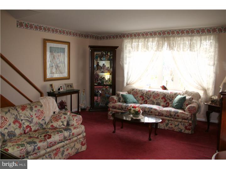 3860 Kirkwood Road Philadelphia, PA 19114 - Photo 9 of 25 Living Room